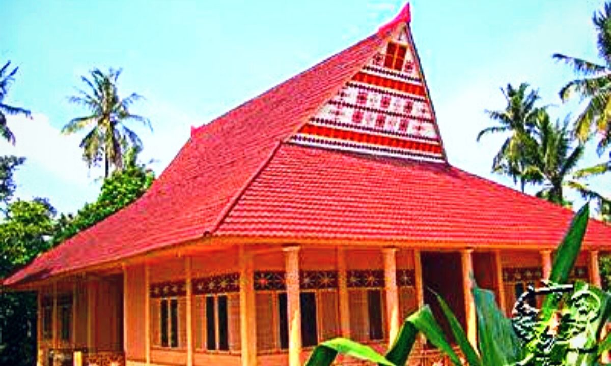 Rumah Adat Provinsi Maluku (Baileo) (4)