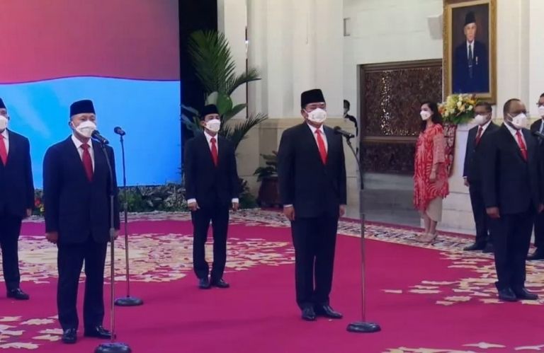 Kritik Tegas terhadap Reshuffle Kabinet Jokowi: Peragaan Politik yang Buruk di Akhir Masa Jabatan