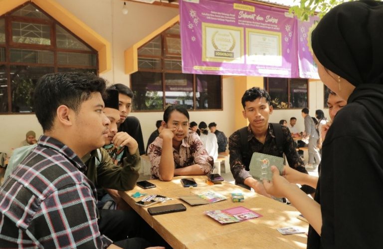 Gambar - Antusias mahasiswa mengikuti Game Anti Hoax yang dipandu oleh Tim <a href=